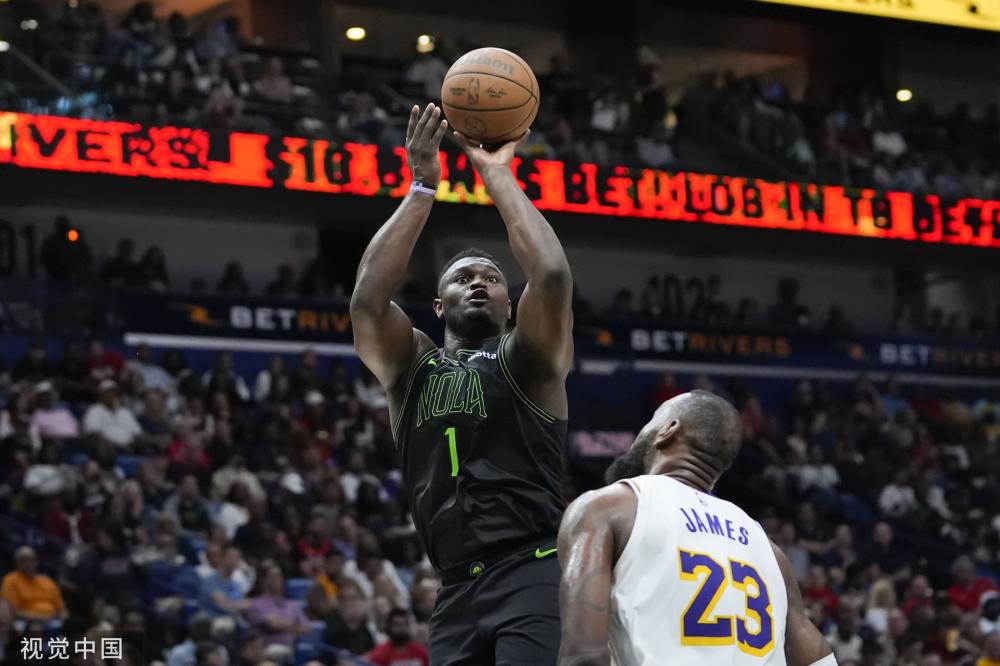 沙特联射手榜：40岁C罗19球领跑，37岁本泽马4轮球荒&16球排第三.