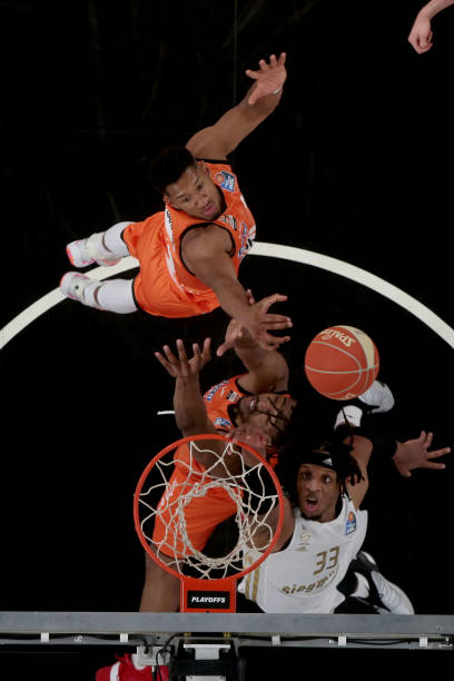 他们通过充 他们通过充