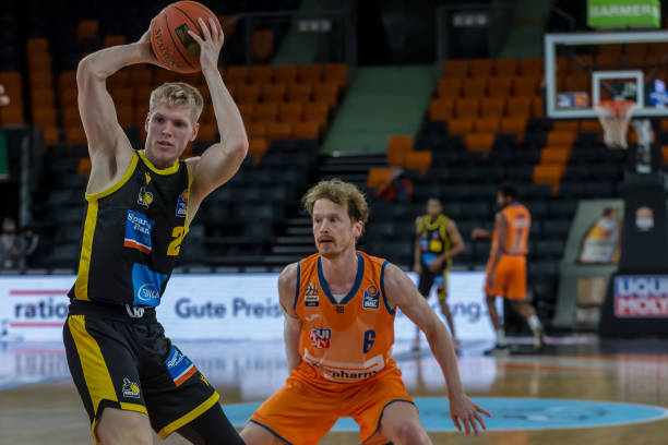 在中场建立 在中场建立